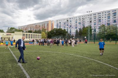 Zdjęcie z oficjalnego otwarcia Centrum Rekreacyjno-Sportowego i Edukacyjnego przy ZSP nr 5